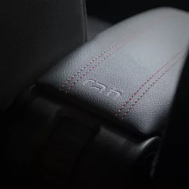   RATI ARMSTER 3 Reposabrazos RENAULT CLIO 2013-2019  [negro,cuero vegano,costura roja]