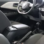 RATI ARMSTER 2 Reposabrazos SUZUKI SWIFT 2024- con freno de mano manual [negro,cuero vegano]