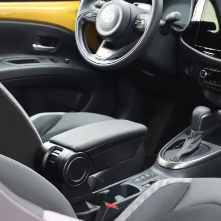RATI ARMSTER 3 Reposabrazos TOYOTA AYGO X HYBRID 2026-  [negro,cuero vegano]