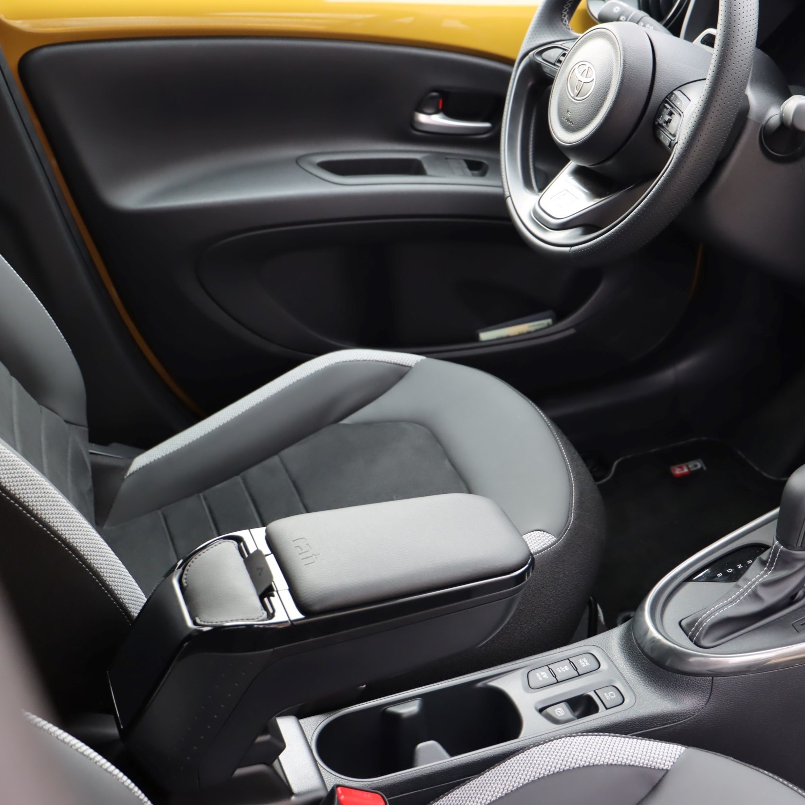 Nuevo reposabrazos para Toyota Aygo X Hybrid